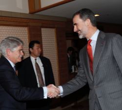 Su Majestad el Rey saluda al ministro de Asuntos Exteriores y de Cooperación a su llegada a la la XXVI reunión del Comité Bilateral Hispano-Japonés de