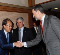 Su Majestad el Rey saluda a Nobuteru Ishihara, ministro de Revitalización Económica, de Reforma de la Seguridad Social y Tributos y Ministro de Estado