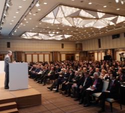 Vista general del salón de actos durante las palabras de Su Majestad el Rey en la XXVI reunión del Comité Bilateral Hispano-Japonés de cooperación emp
