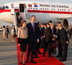 Sus Majestades los Reyes, tras ser recibidos por las autoridades japonesas a su llegada