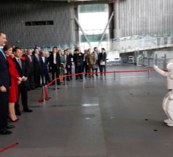 Sus Majestades los Reyes durante la demostración de las habilidades del robot "Asimo"