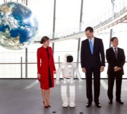 Sus Majestades los Reyes, el robot "Asimo" y el presidente del Museo Miraikan, Mamoru Mohri
