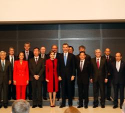 Sus Majestades los Reyes junto los participantes en el acto de presentación de los principales proyectos de cooperación bilateral científica entre Esp