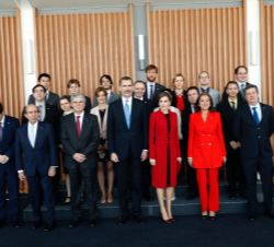 Sus Majestades los Reyes junto a los miembros de la asociación de científicos españoles en Japón