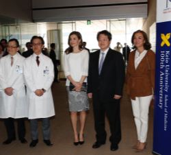 Su Majestad la Reina junto a las autoridades presentes en la visita al al Centro de Genética e Investigación Médica aplicada a las Enfermedades Raras