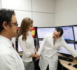 Su Majestad la Reina durante su recorrido por las instalaciones del Centro de Genética e Investigación Médica aplicada a las Enfermedades Raras