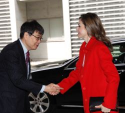 Su Majestad la Reina saluda al presidente de la agencia japonesa para la investigación y el desarrollo médico, Makoto Suematsu, a su llegada a la Univ