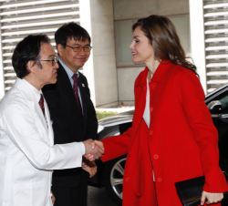 Su Majestad la Reina saluda al Director general del Hospital Universitario Keio, Tsutomu Takeuchi, a su llegada a la Universidad de Keio