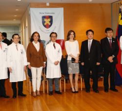 Su Majestad la Reina junto a las autoridades presentes en la visita a la Universidad de Keio