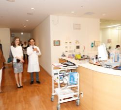 Su Majestad la Reina durante su recorrido por las instalaciones del centro de Inmunoterapia Oncológica