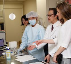Su Majestad la Reina durante su recorrido por las instalaciones del centro de Inmunoterapia Oncológica