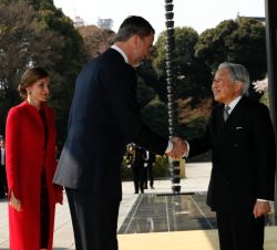 Su Majestad el Rey recibe el saludo de Su Majestad el Emperador del Japón