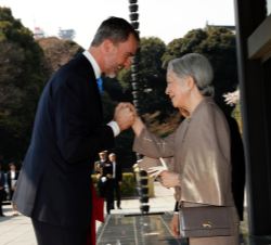 Su Majestad el Rey recibe el saludo de Su Majestad la Emperatriz del Japón
