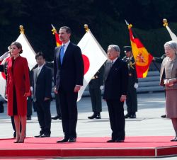 Sus Majestades los Reyes y Sus Majestades los Emperadores del Japón durante la interpretación de los himnos nacionales de España y Japón