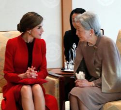 Doña Letizia durante el encuentro con la Emperatriz del Japón