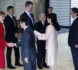 Sus Majestades los Reyes son recibidos por Sus Altezas Imperiales los Príncipes Herederos del Japón