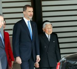 Sus Majestades los Reyes a la salida del Palacio Imperial