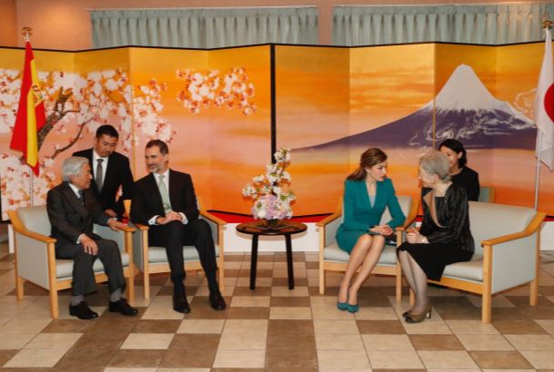 Sus Majestades los Reyes conversan con los Emperadores de Japón durante la ceremonia de despedida oficial