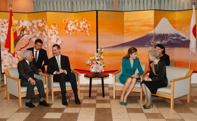 Sus Majestades los Reyes conversan con los Emperadores de Japón durante la ceremonia de despedida oficial