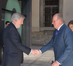 El ministro de Educación, Cultura y Deporte, Íñigo Méndez de Vigo, recibe a Don Juan Carlos y Doña Sofía a su llegada