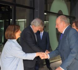 La presidenta de la Asamblea de Madrid, Paloma Adrados, saluda a Su Majestad el Rey Don Juan Carlos