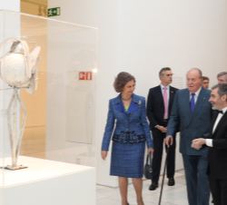 Don Juan Carlos y Doña Sofía atienden a las explicaciones del director del Museo Nacional Centro de Arte Reina Sofía, Manuel Borja-Villel, mientras co