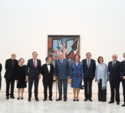 Don Juan Carlos y Doña Sofía, con las personalidades que les acompañaron durante su recorrido, junto a "Les trois danseuses" de Picasso