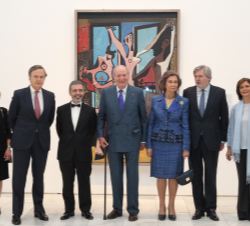 Don Juan Carlos y Doña Sofía, con las personalidades que les acompañaron durante su recorrido, junto a "Les trois danseuses" de Picasso
