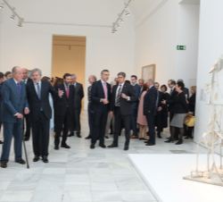 Don Juan Carlos, con el ministro de Educación, Cultura y Deporte y el director del Museo Nacional Centro de Arte Reina Sofía, mientras contemplan la e
