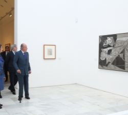 Sus Majestades los Reyes contemplan "Madre con niño muerto (II)", "postscripto" del "Guernica"