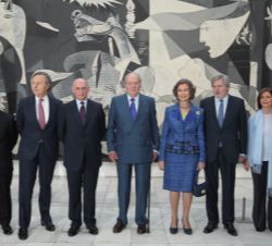 Don Juan Carlos y Doña Sofía, con las personalidades que les acompañaron durante su recorrido, junto al "Guernica"