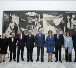 Don Juan Carlos y Doña Sofía, con las personalidades que les acompañaron durante su recorrido, junto al "Guernica"
