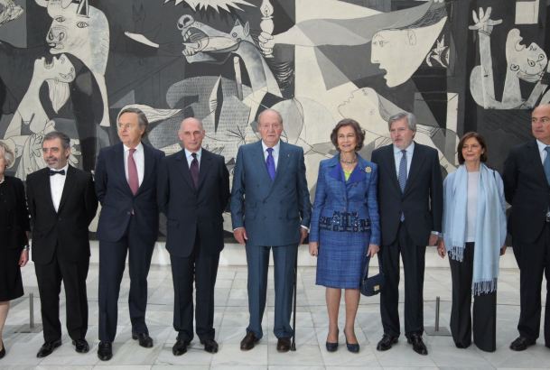 Don Juan Carlos y Doña Sofía, con las personalidades que les acompañaron durante su recorrido, junto al "Guernica"