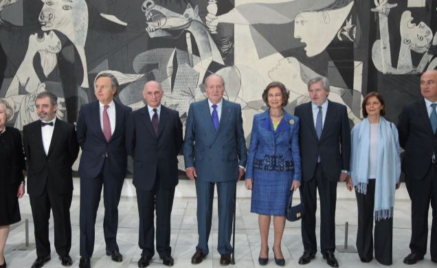 Don Juan Carlos y Doña Sofía, con las personalidades que les acompañaron durante su recorrido, junto al "Guernica"
