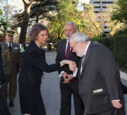Su Majestad la Reina Doña Sofía recibe el saludo del presidente de la Sociedad Geográfica Española, Javier Gómez-Navarro