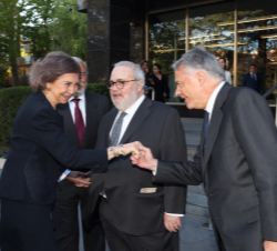 Su Majestad la Reina Doña Sofía recibe el saludo del presidente de la Fundación Mútua Madrileña, Ignacio Garralda