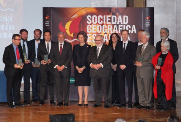 Su Majestad la Reina junto a los galardonados con los Premios Anuales de la Sociedad Geográfica Española