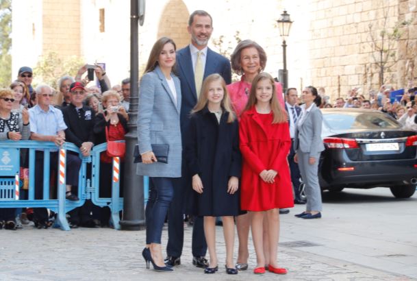 Sus Majestades los Reyes, acompañados de sus hijas, Su Alteza Real la Princesa de Asturias y Su Alteza Real la Infanta Doña Sofía, así como por Su Maj
