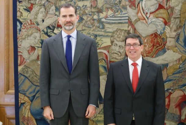 Su Majestad el Rey junto al Ministro de Relaciones Exteriores de la República de Cuba, Sr. Bruno Eduardo Rodríguez Parrilla