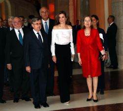 Su Majestad la Reina a su llegada a la Real Casa de Correos junto a la presidenta del Congreso de los Diputados y el presidente del Grupo SM