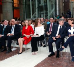 Su Majestad la Reina en primera fila de asientos momentos antes de dar comienzo el acto