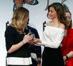 Su Majestad la Reina entrega el Premio “Gran Angular” a María Mercedes Murillo