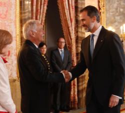 Su Majestad el Rey recibe el saludo del premio Miguel de Cervantes 2016, Eduardo Mendoza