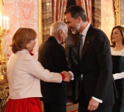 Don Felipe recibe el saludo de Ana Soler