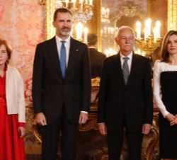 Sus Majestades los Reyes, con el Premio Cervantes 2016, Eduardo Mendoza, y Ana Soler