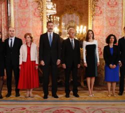 Sus Majestades los Reyes, con el Premio Cervantes 2016, Eduardo Mendoza, y sus allegados