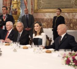 Su Majestad la Reina, antes del comienzo del almuerzo, junto al Premio Cervantes 2016, Eduardo Mendoza, y el Premio Cervantes 1999, Jorge Edwards