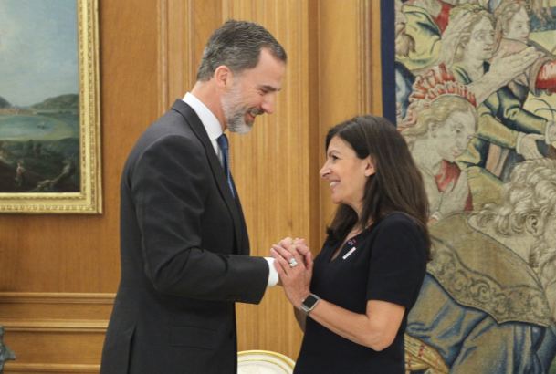 Su Majestad el Rey recibe el saludo de la alcaldesa de París, Anne Hidalgo