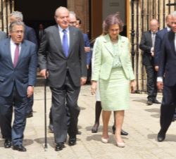 Sus Majestades los Reyes Don Juan Carlos y Doña Sofía a su llegada al Real Alcázar, junto al ministro del Interior, Juan Ignacio Zoido y el ex preside