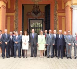 Fotografía de grupo de Sus Majestades los Reyes Don Juan Carlos y Doña Sofía con las autoridades asistentes al acto